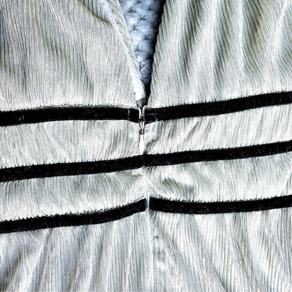 Lulu’s Stunning Silver Metallic Mini Dress - Size M - NWT - Picture 6 of 11